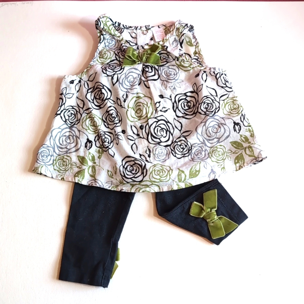Macy's matching set, Cotton top with Black Leggings with Green Velvet Bows 3-6m